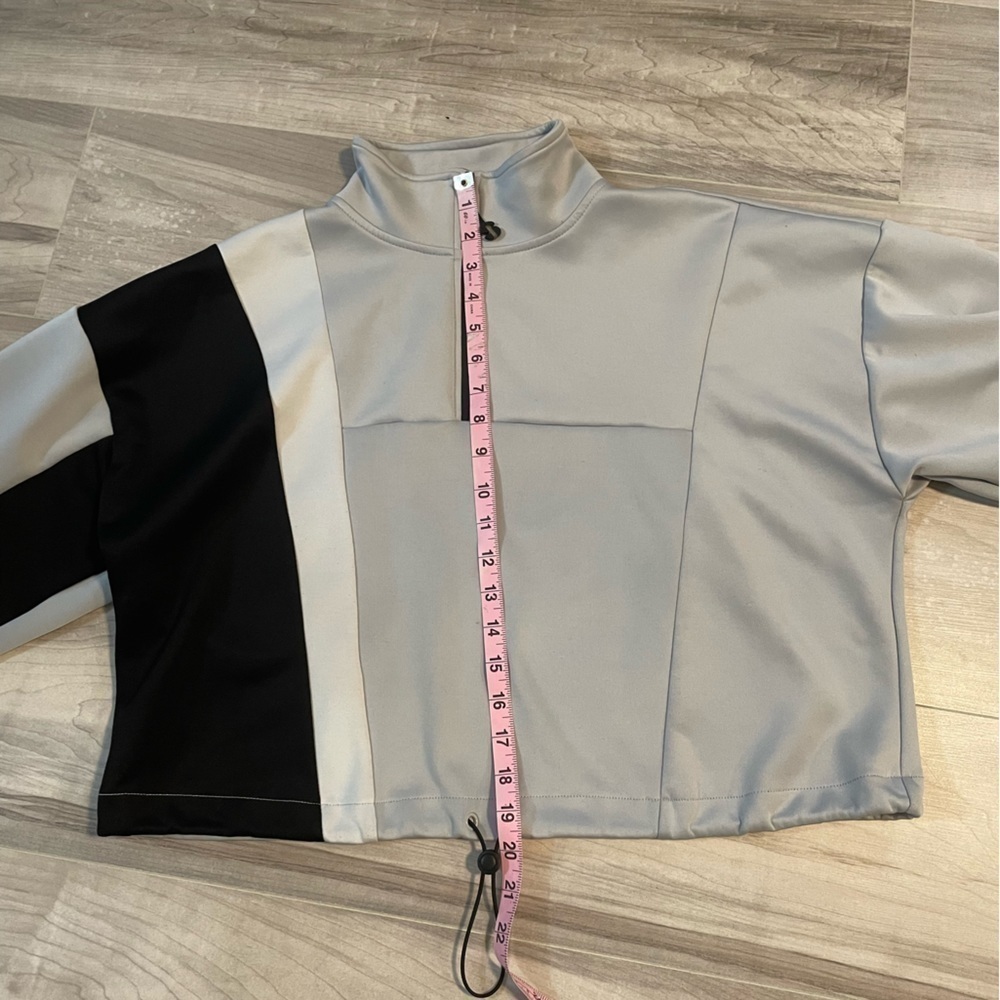 Sports Illustrated Arctic Gray Cropped Long Sleeve Quarter Zip Pullover- Large - Picture 10 of 12